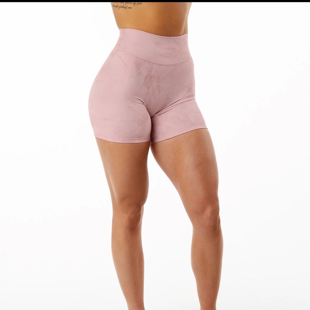 Alphalete Alphalux Wonder Shorts 6” Blossom size Med